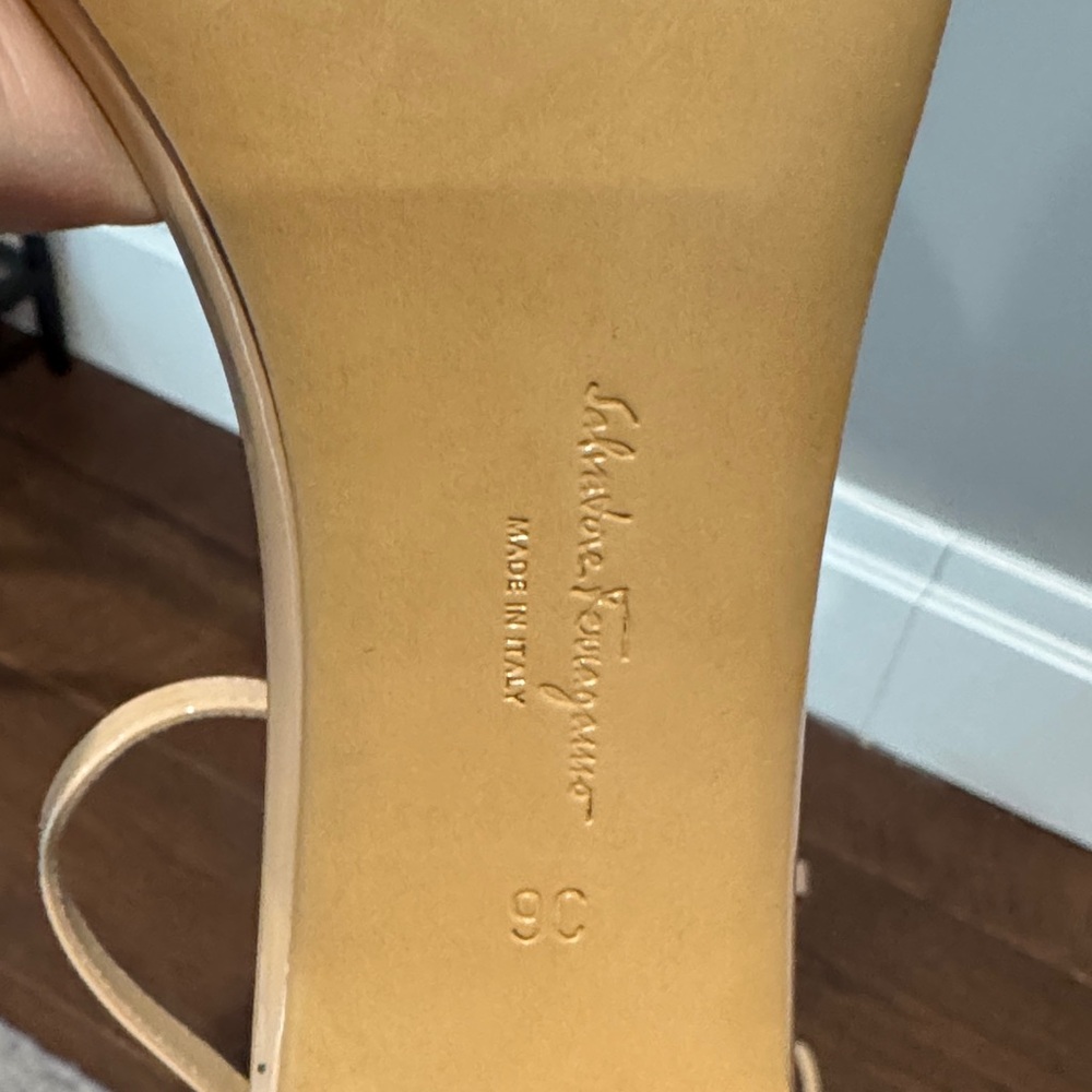 Salvatore Ferragamo Beige Patent Vara Bow Ankle-Strap Block Heels Size 9 - Picture 6 of 7
